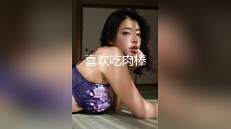 ♈漂亮美女3P♈ 绿帽贡献骚妻 看着两个单男肆意玩弄娇妻 老婆的玉唇包裹着一个单男的鸡吧 蜜穴还在被另一根操的啪啪作响整个新婚婚房都是淫叫声