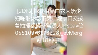 【新片速遞】美少妇躺在床上自慰，还是轻熟女会玩，用酒瓶自慰，掰开小穴，木耳里面是粉色的