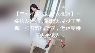 素颜美女在床上躺着时候被大汉撕开内裤