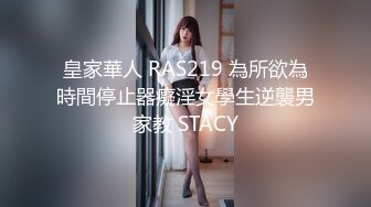  黑丝大奶伪娘 喂小奶狗吃仙棒 爆菊花 插的小奶狗哼哈不停